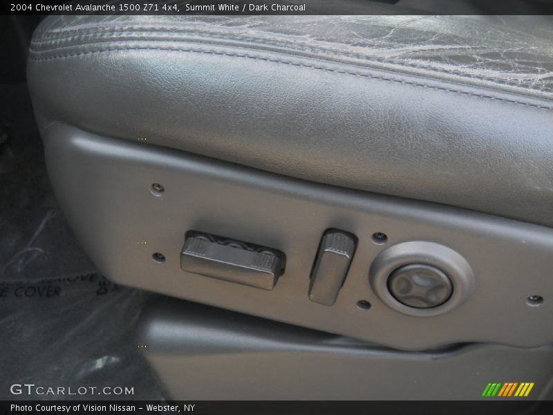 Summit White / Dark Charcoal 2004 Chevrolet Avalanche 1500 Z71 4x4