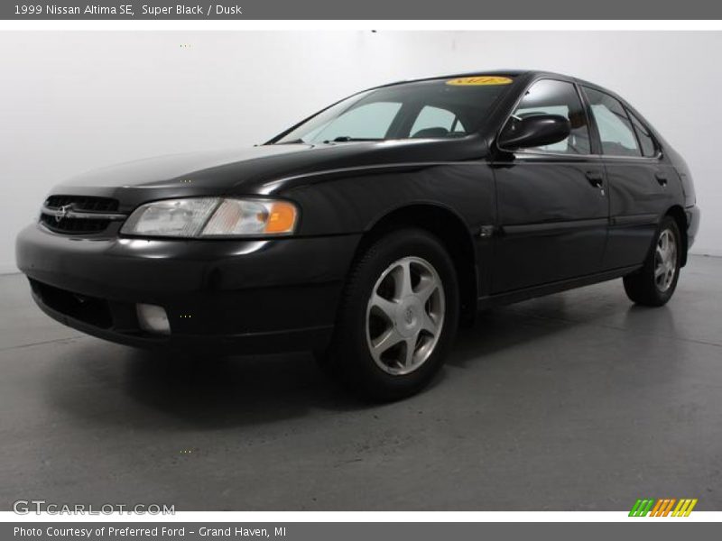 Front 3/4 View of 1999 Altima SE