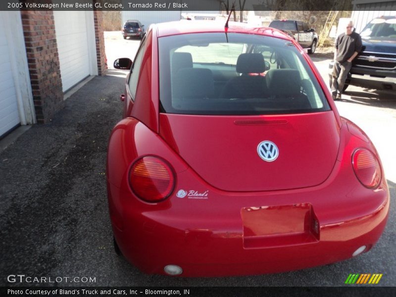Tornado Red / Black 2005 Volkswagen New Beetle GL Coupe