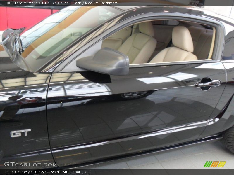 Black / Medium Parchment 2005 Ford Mustang GT Deluxe Coupe