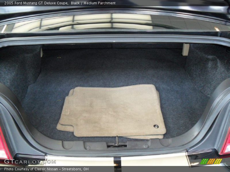 Black / Medium Parchment 2005 Ford Mustang GT Deluxe Coupe