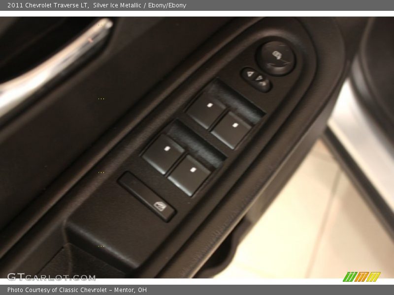Silver Ice Metallic / Ebony/Ebony 2011 Chevrolet Traverse LT