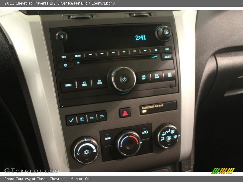 Silver Ice Metallic / Ebony/Ebony 2011 Chevrolet Traverse LT