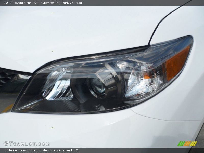 Super White / Dark Charcoal 2012 Toyota Sienna SE