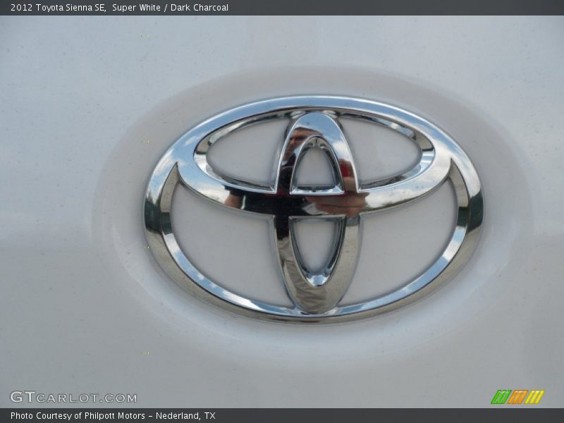 Super White / Dark Charcoal 2012 Toyota Sienna SE