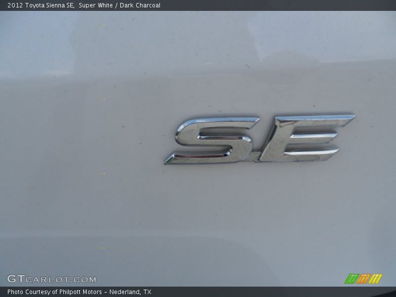 Super White / Dark Charcoal 2012 Toyota Sienna SE
