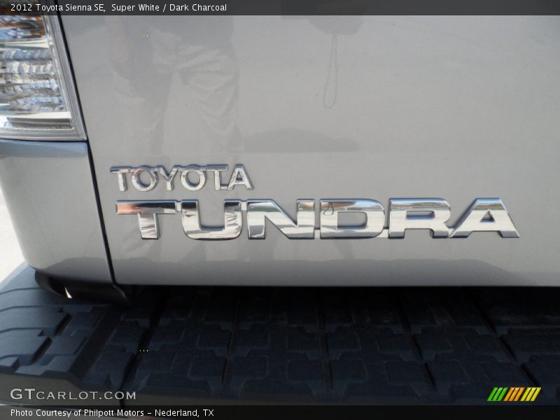 Super White / Dark Charcoal 2012 Toyota Sienna SE