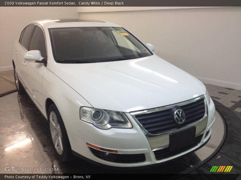 Candy White / Deep Black 2009 Volkswagen Passat Komfort Sedan