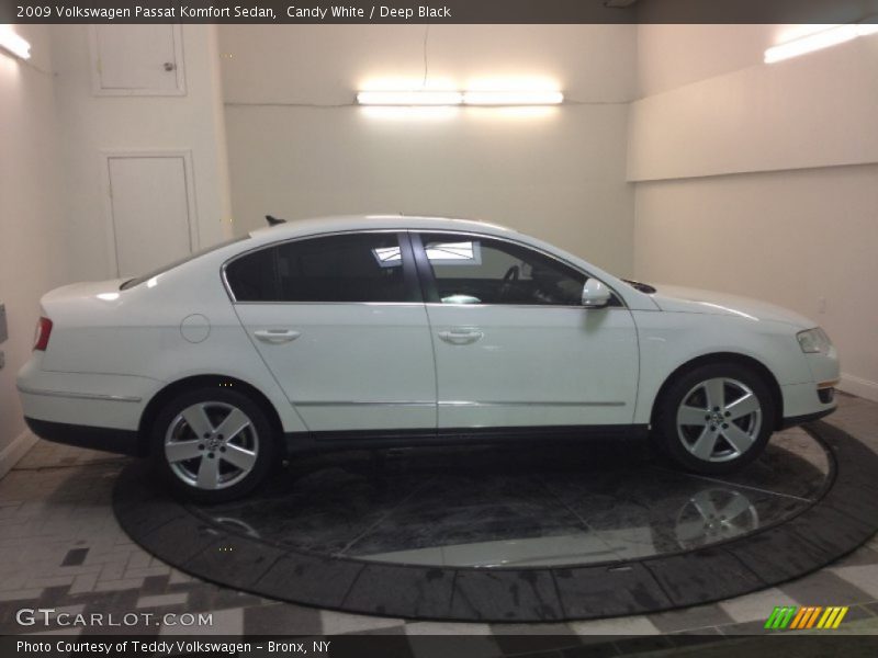 Candy White / Deep Black 2009 Volkswagen Passat Komfort Sedan