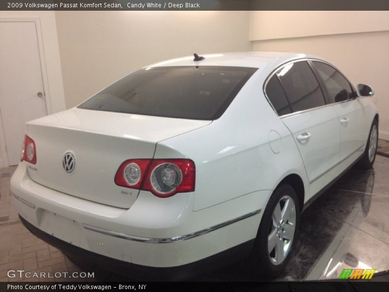 Candy White / Deep Black 2009 Volkswagen Passat Komfort Sedan