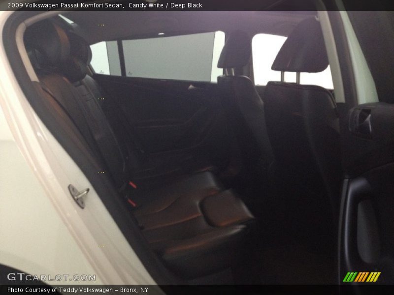 Candy White / Deep Black 2009 Volkswagen Passat Komfort Sedan