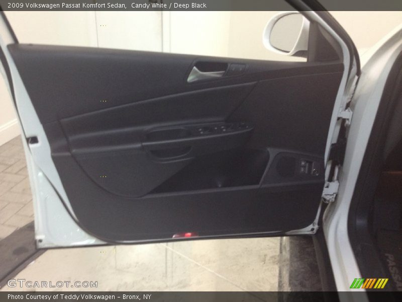 Candy White / Deep Black 2009 Volkswagen Passat Komfort Sedan