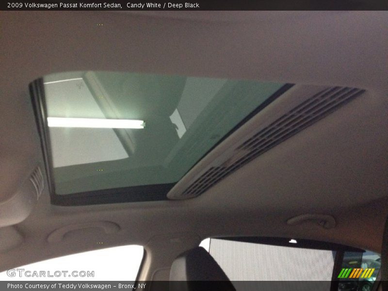 Candy White / Deep Black 2009 Volkswagen Passat Komfort Sedan