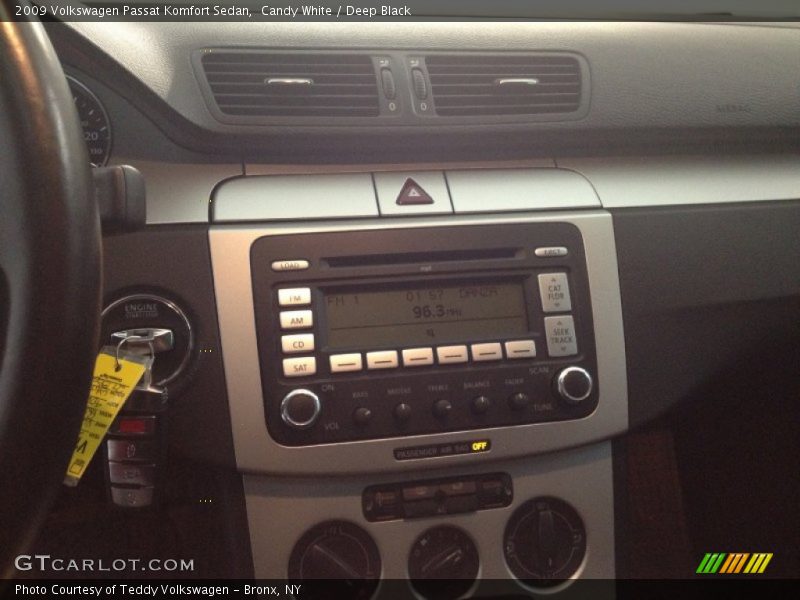 Candy White / Deep Black 2009 Volkswagen Passat Komfort Sedan