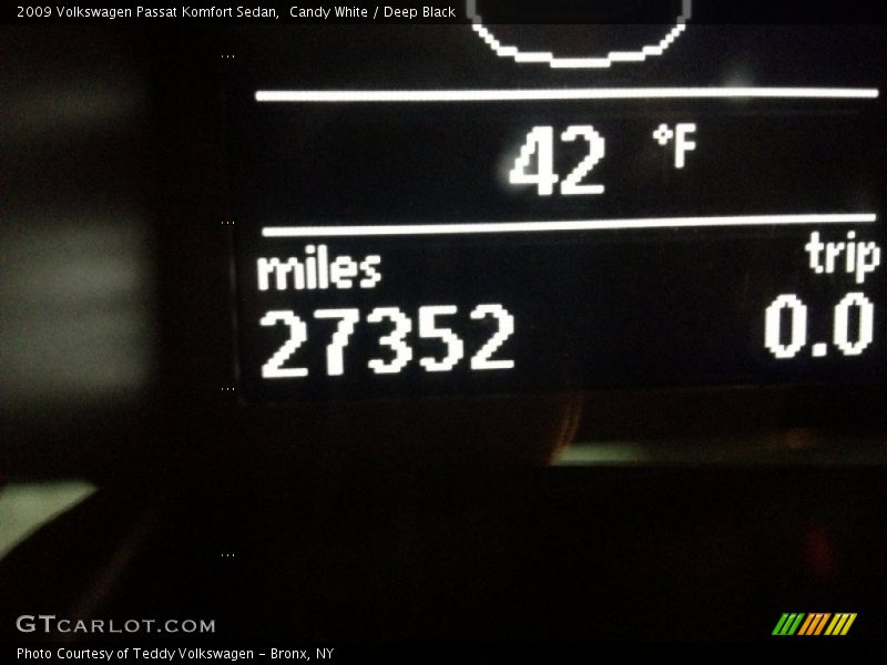 Candy White / Deep Black 2009 Volkswagen Passat Komfort Sedan