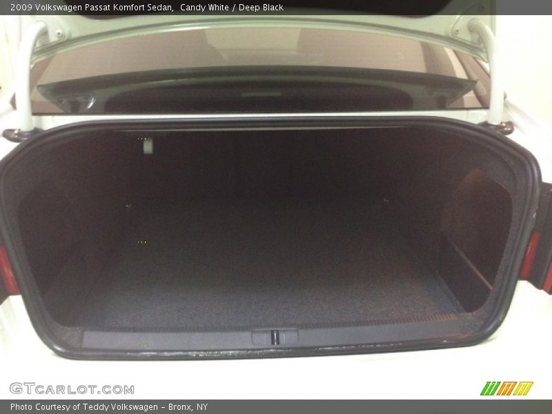 Candy White / Deep Black 2009 Volkswagen Passat Komfort Sedan