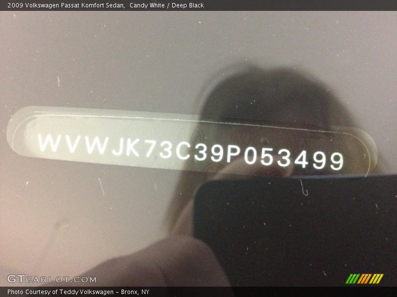Candy White / Deep Black 2009 Volkswagen Passat Komfort Sedan
