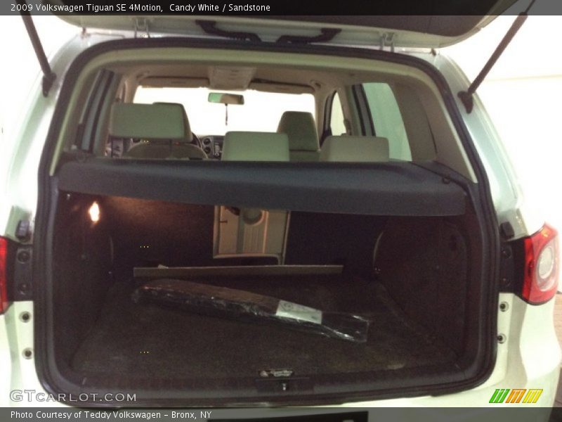 Candy White / Sandstone 2009 Volkswagen Tiguan SE 4Motion