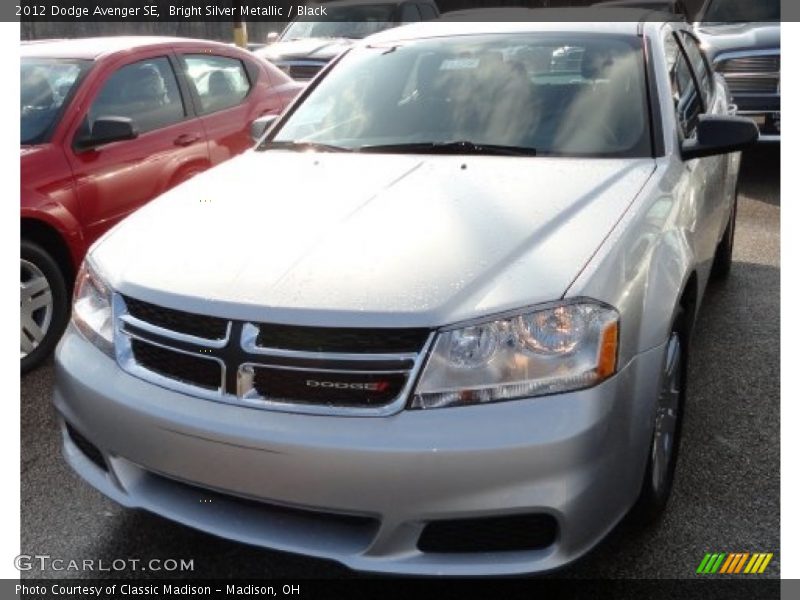 Bright Silver Metallic / Black 2012 Dodge Avenger SE