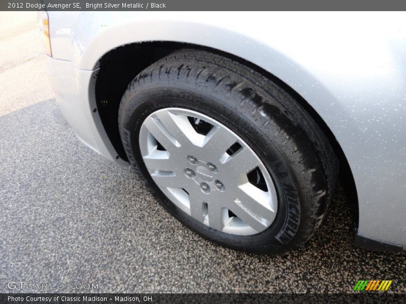 Bright Silver Metallic / Black 2012 Dodge Avenger SE