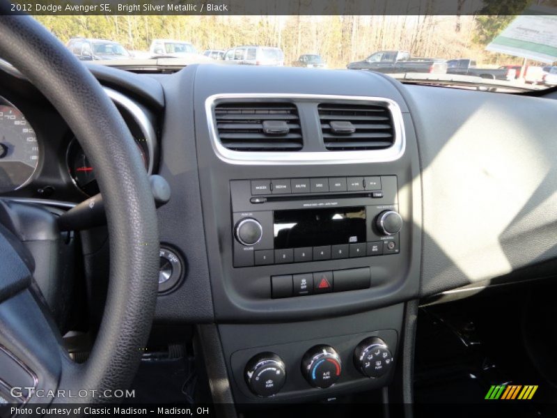 Bright Silver Metallic / Black 2012 Dodge Avenger SE