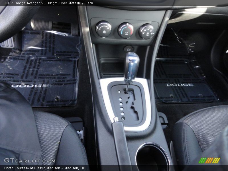 Bright Silver Metallic / Black 2012 Dodge Avenger SE