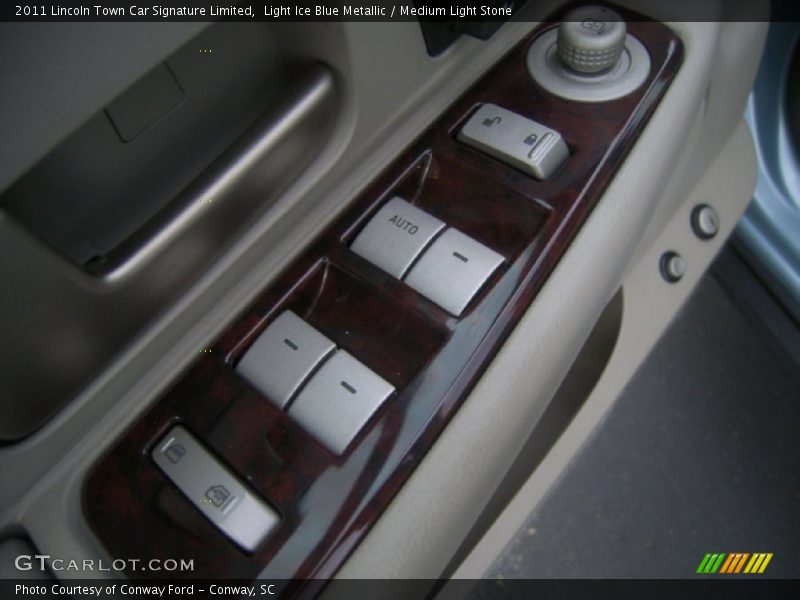 Light Ice Blue Metallic / Medium Light Stone 2011 Lincoln Town Car Signature Limited