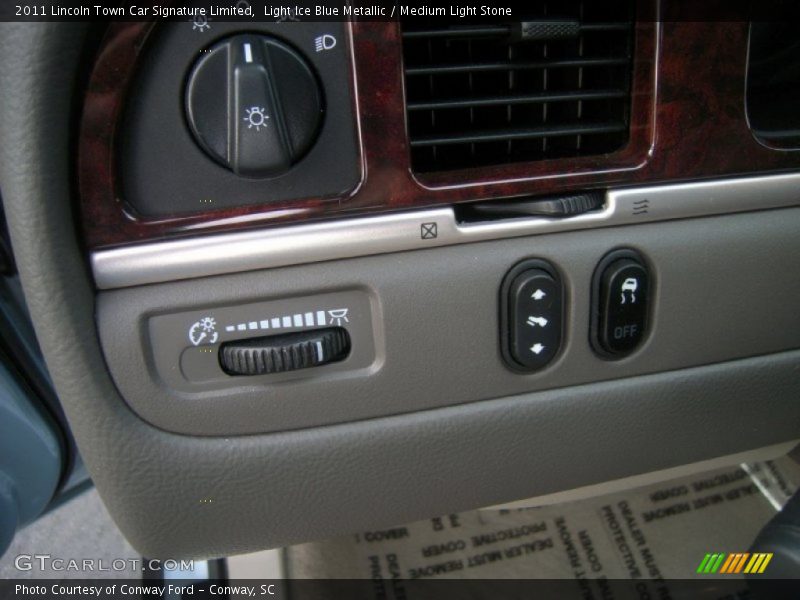 Light Ice Blue Metallic / Medium Light Stone 2011 Lincoln Town Car Signature Limited
