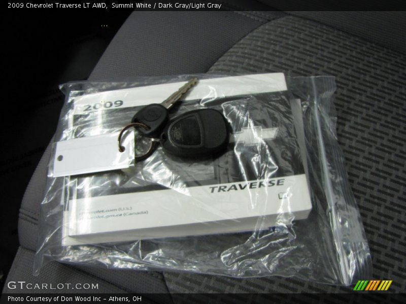 Summit White / Dark Gray/Light Gray 2009 Chevrolet Traverse LT AWD