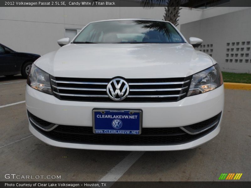 Candy White / Titan Black 2012 Volkswagen Passat 2.5L SE