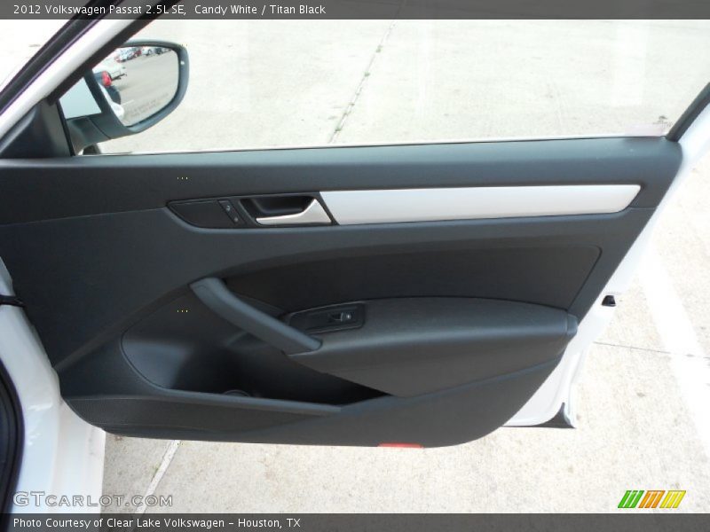 Candy White / Titan Black 2012 Volkswagen Passat 2.5L SE