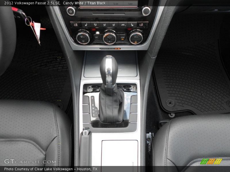 Candy White / Titan Black 2012 Volkswagen Passat 2.5L SE
