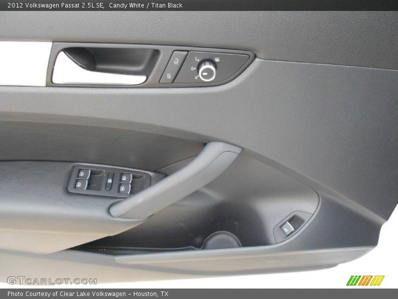 Candy White / Titan Black 2012 Volkswagen Passat 2.5L SE
