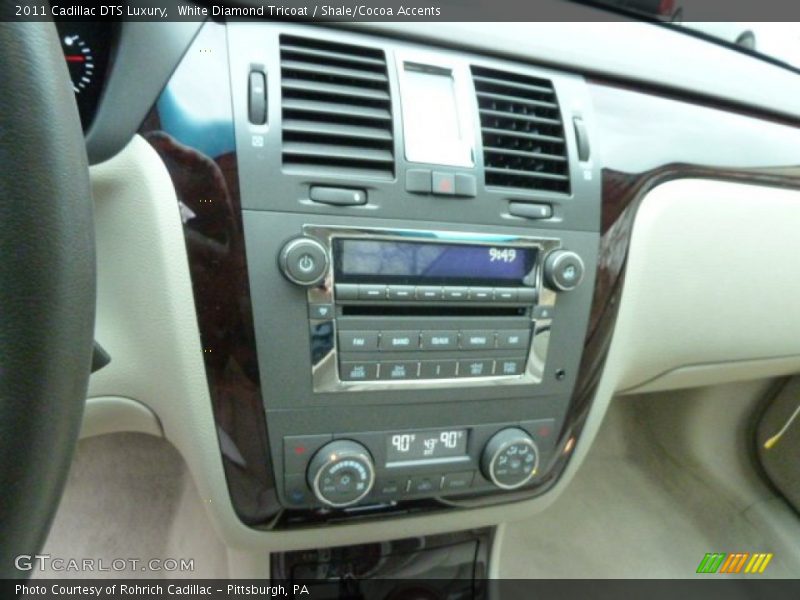White Diamond Tricoat / Shale/Cocoa Accents 2011 Cadillac DTS Luxury