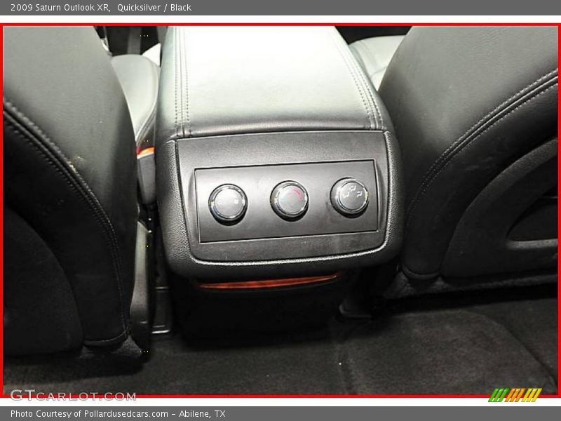 Quicksilver / Black 2009 Saturn Outlook XR