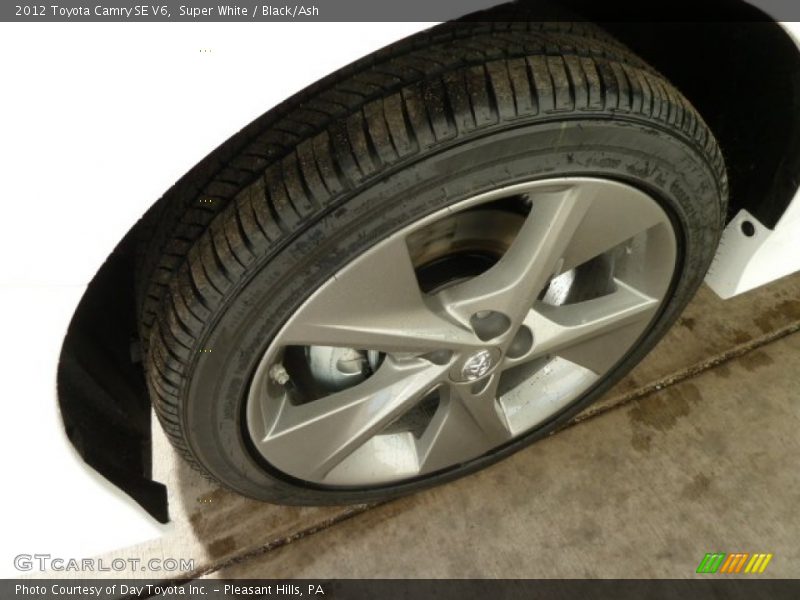 Super White / Black/Ash 2012 Toyota Camry SE V6