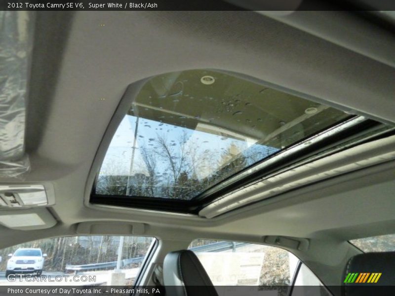 Super White / Black/Ash 2012 Toyota Camry SE V6