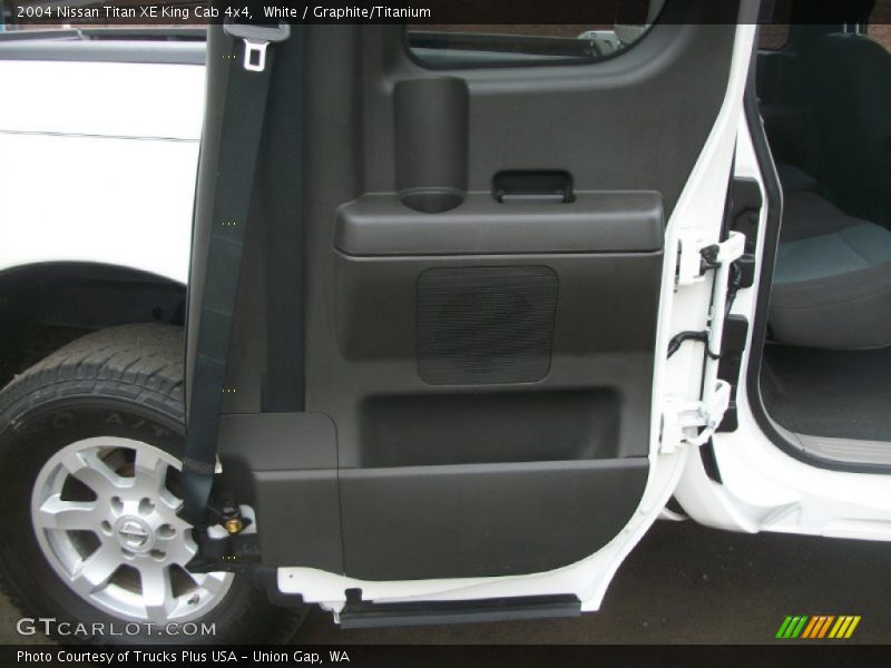 White / Graphite/Titanium 2004 Nissan Titan XE King Cab 4x4