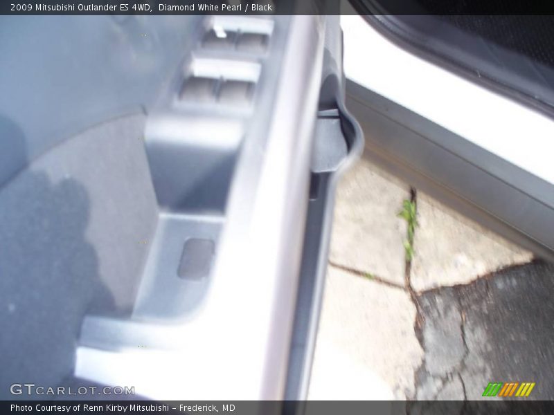 Diamond White Pearl / Black 2009 Mitsubishi Outlander ES 4WD