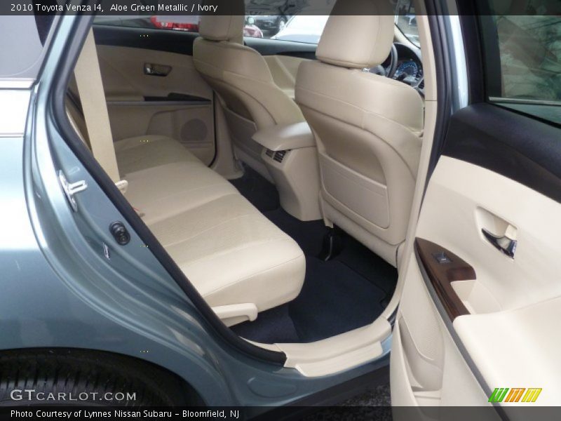 Aloe Green Metallic / Ivory 2010 Toyota Venza I4