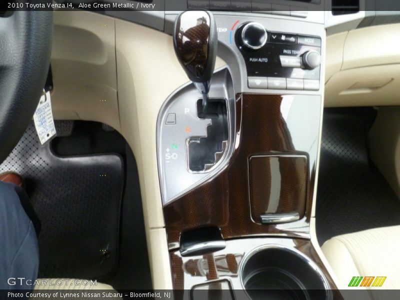 Aloe Green Metallic / Ivory 2010 Toyota Venza I4