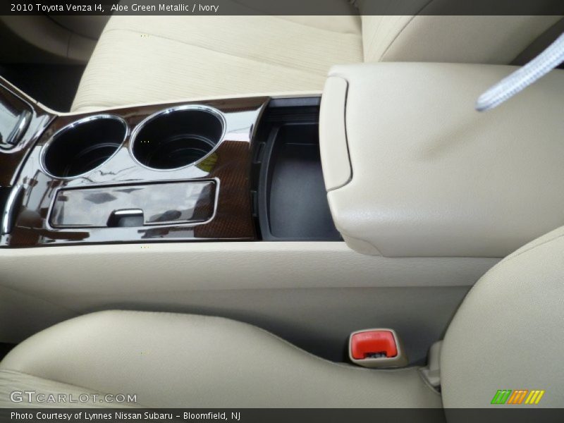 Aloe Green Metallic / Ivory 2010 Toyota Venza I4