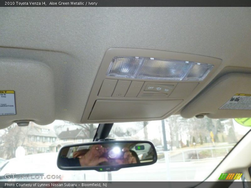 Aloe Green Metallic / Ivory 2010 Toyota Venza I4