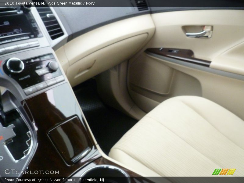 Aloe Green Metallic / Ivory 2010 Toyota Venza I4