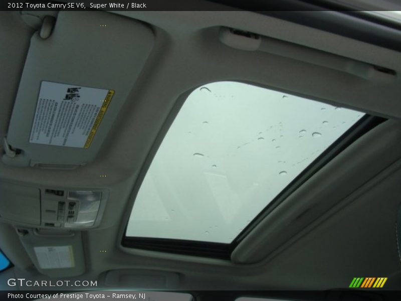 Super White / Black 2012 Toyota Camry SE V6