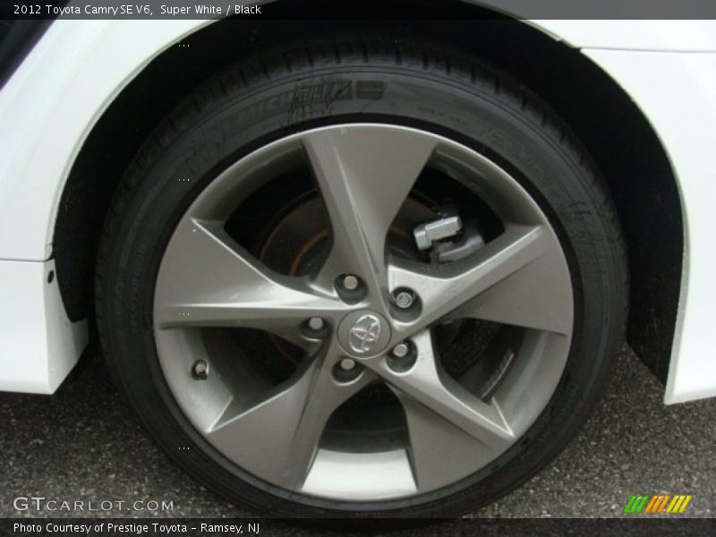 Super White / Black 2012 Toyota Camry SE V6
