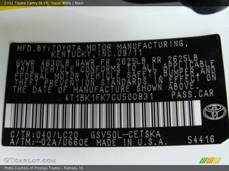 Super White / Black 2012 Toyota Camry SE V6