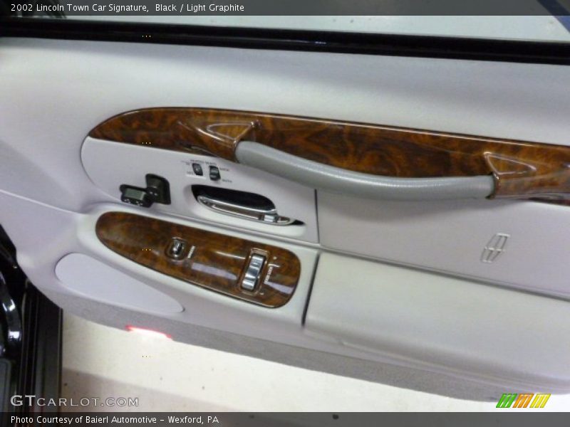 Black / Light Graphite 2002 Lincoln Town Car Signature