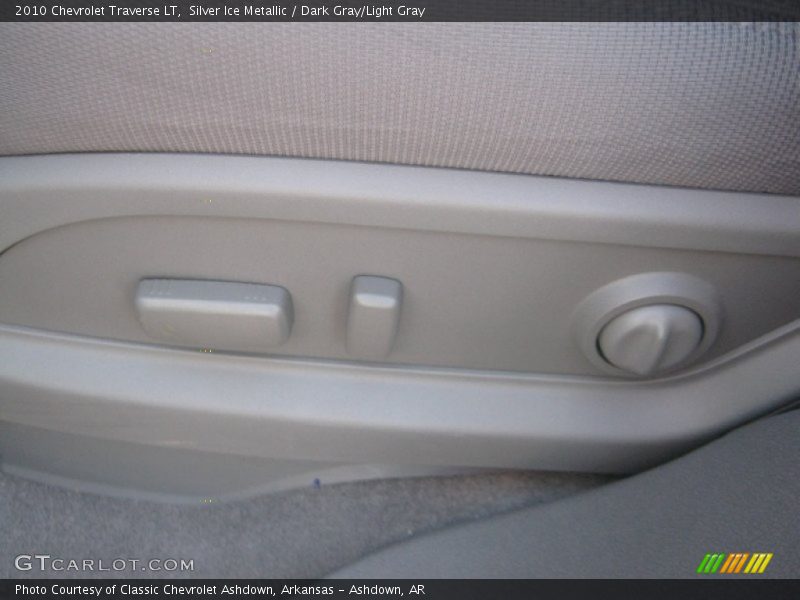 Silver Ice Metallic / Dark Gray/Light Gray 2010 Chevrolet Traverse LT
