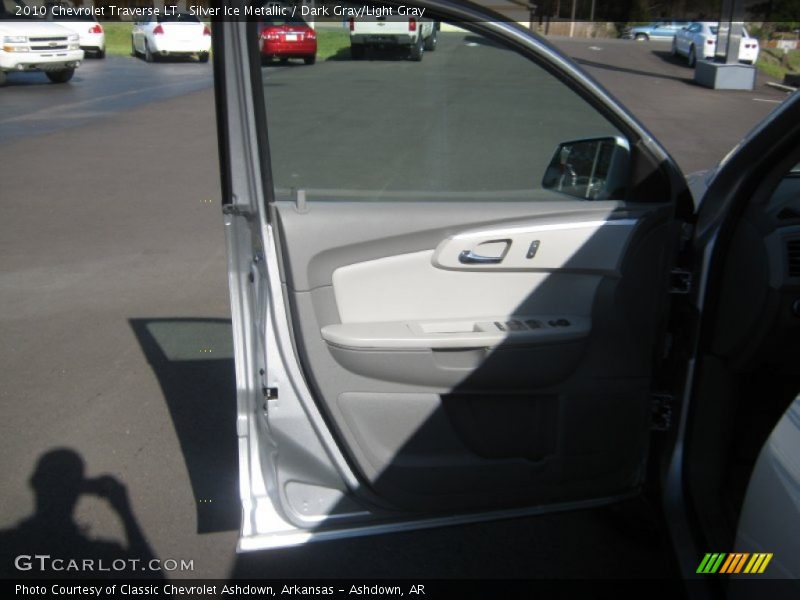 Silver Ice Metallic / Dark Gray/Light Gray 2010 Chevrolet Traverse LT